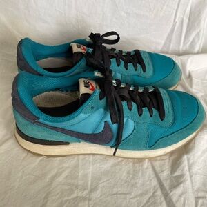 Nike Internationalist women’s 8 Rare Color!!